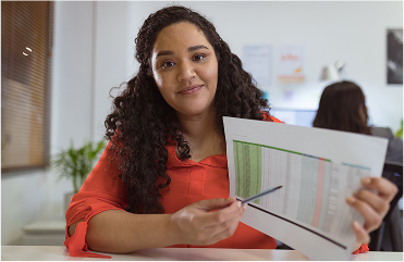 femme souriante et tenant un document